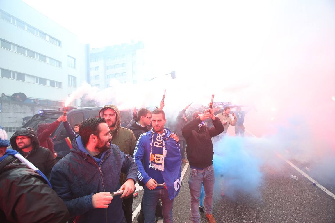 Los aficionados del Real Oviedo han escoltado a los jugadores desde la salida del hotel hasta la llegada al Carlos Tartiere. 