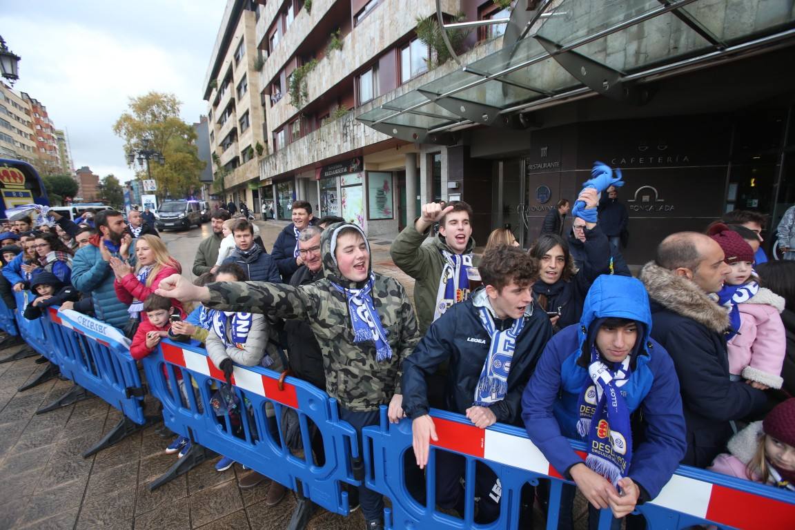 Los aficionados del Real Oviedo han escoltado a los jugadores desde la salida del hotel hasta la llegada al Carlos Tartiere. 