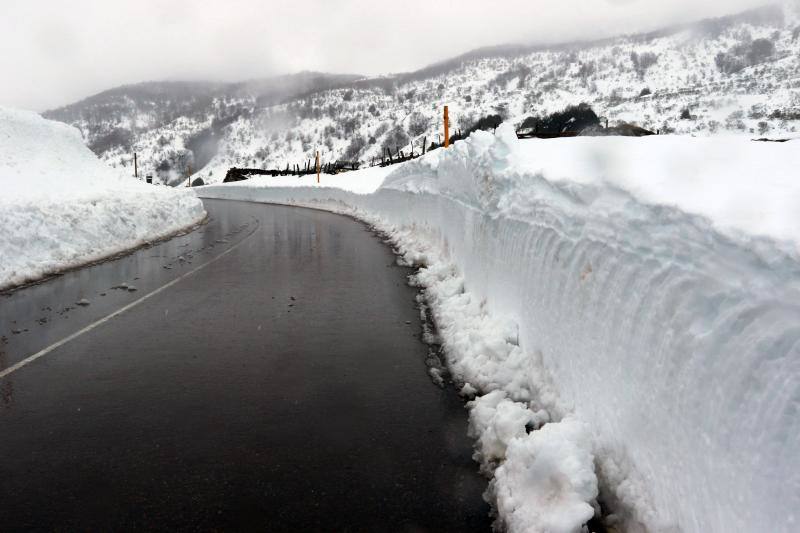 El entorno de la estación de esquí de San Isidro luce una espesa capa blanca tras las intensas nevadas originadas por el temporal. 