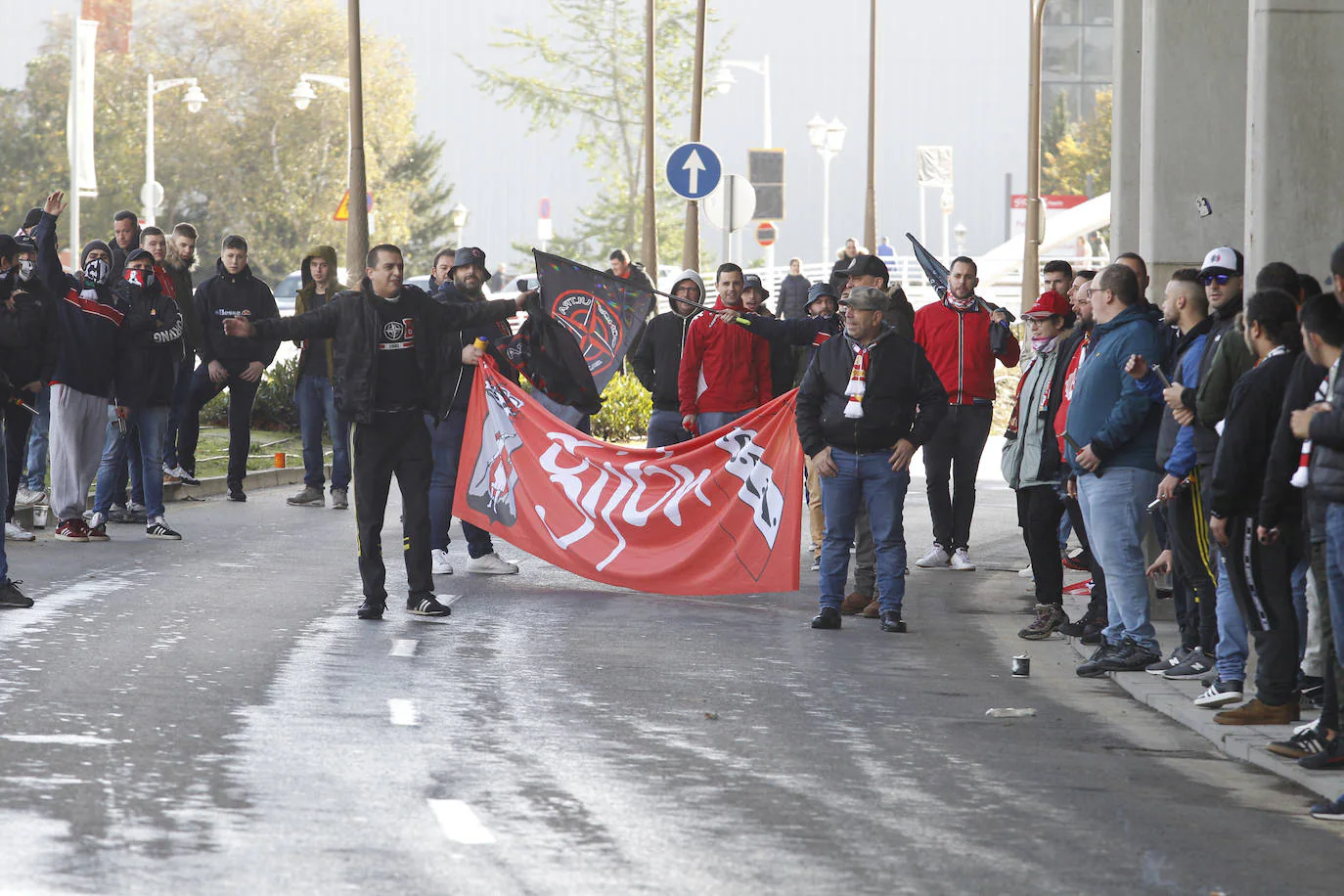 Multitud de sportinguistas despidieron al equipo a las puertas de El Molinón en su salida hacia Oviedo