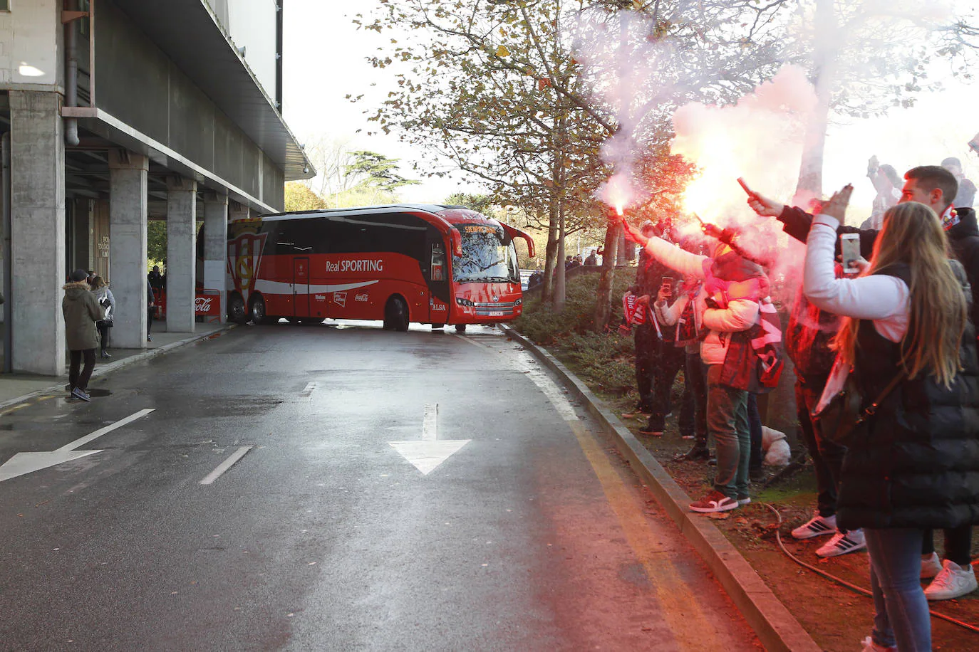 Multitud de sportinguistas despidieron al equipo a las puertas de El Molinón en su salida hacia Oviedo