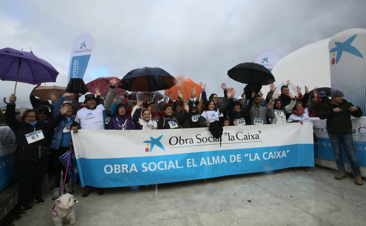 Salida de la marcha solidaria en la plaza del Niemeyer esta mañana. 