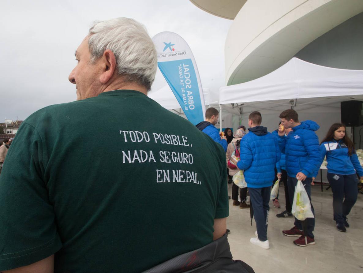 Salida de la marcha en la plaza del Centro Niemeyer. 