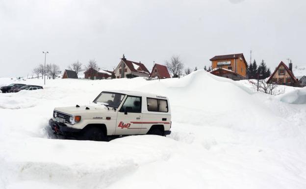 Temporal en Asturias | Vídeo: La nieve dificulta la conducción en San Isidro