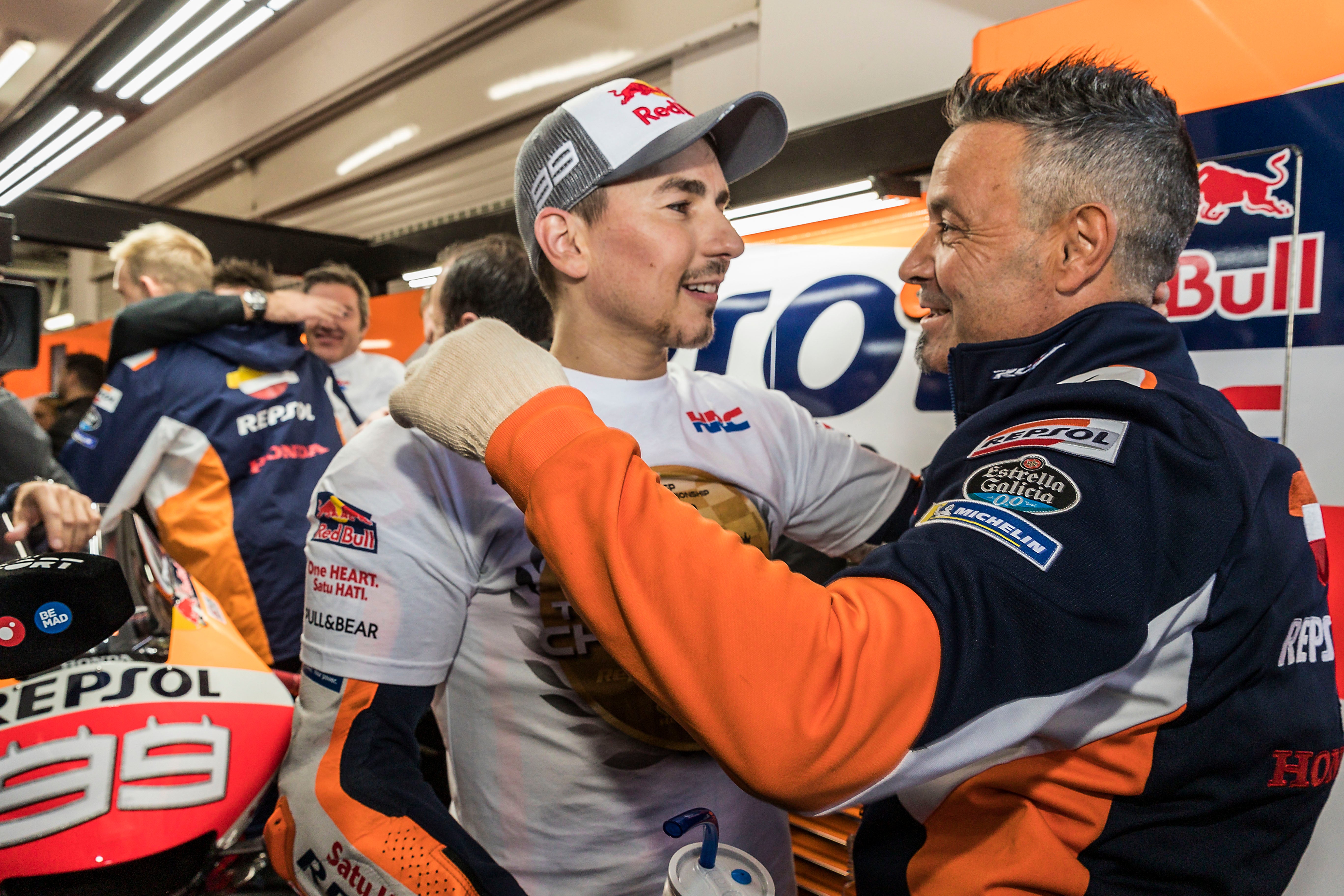 Jorge Lorenzo celebrando con el equipo Repsol Honda la Triple Corona en Moto GP