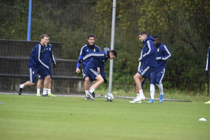 Los jugadores del Real Oviedo han entrenado este lunes, tras el empate sin goles del derbi. 