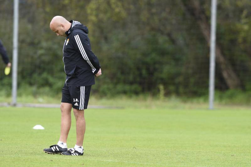 Los jugadores del Real Oviedo han entrenado este lunes, tras el empate sin goles del derbi. 