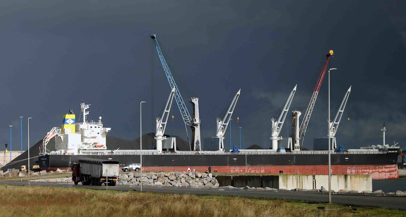 El puerto de El Musel ha inaugurado la nueva terminal de Masaveu Industria, con una inversión de 5,5 millones, que permitirá el almacenamiento, manipulación y carga de distintos productos sólidos