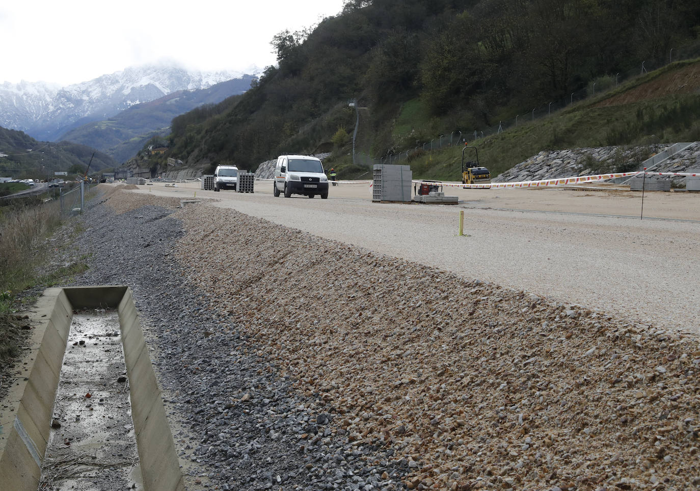 Balasto. En superficie la vía va sobre balasto; la capa inferior a la piedra está lista. En túnel se embebe en hormigón. 