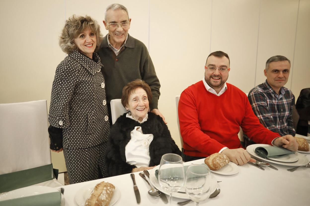 'Maricuela', ayer, con Adrián Barbón e Iván F. Ardura. De pie, María Luisa Carcedo y Pablo García. 