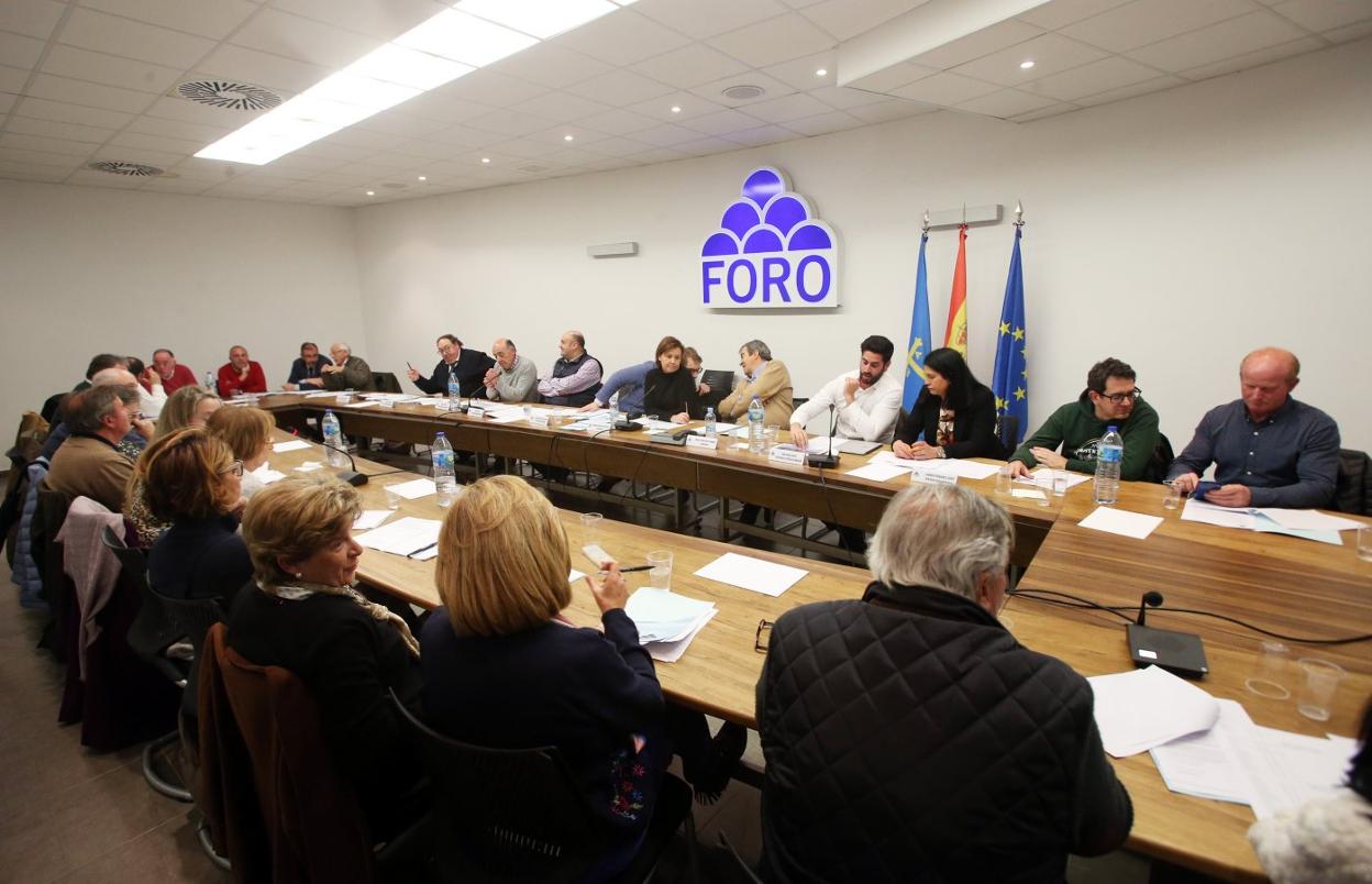 Reunión de la comisión directiva de Foro, con Moriyón y Cascos en el centro. 