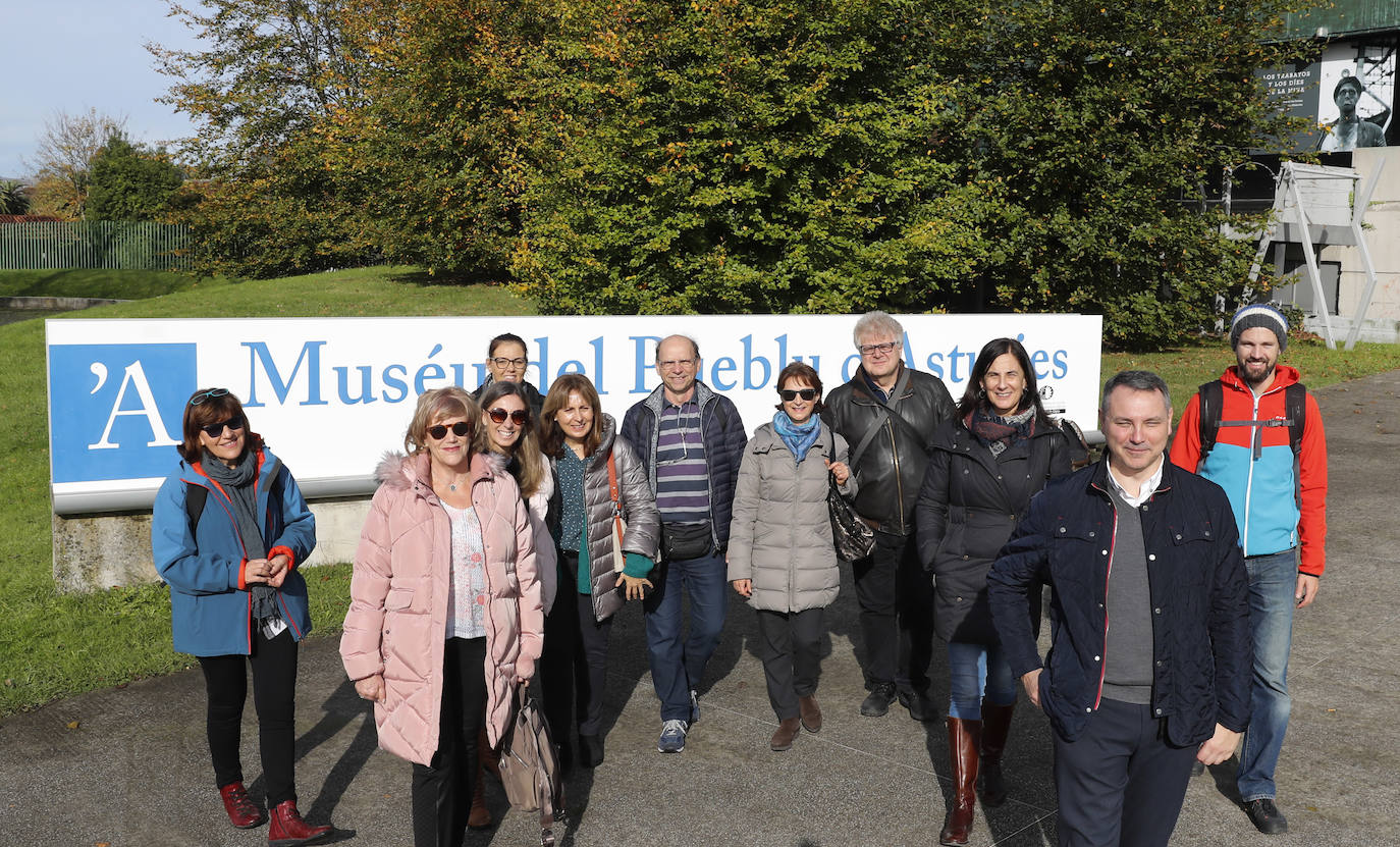 Dos profesores españoles, dos italianos, dos austriacos, dos portugueses y dos griegos, participantes en el programa educativo llamado 'Erasmus+' que coordina el IES Montevil visitaron esta mañana el museo gijonés.