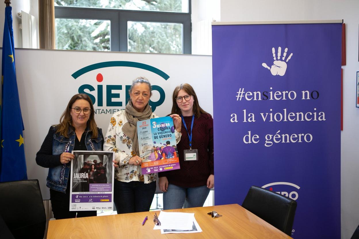 Eva Montes, abogada del Centro Asesor de la Mujer; Mercedes Pérez, concejala de Igualdad, y Marta Fiarresga, promotora de Igualdad 