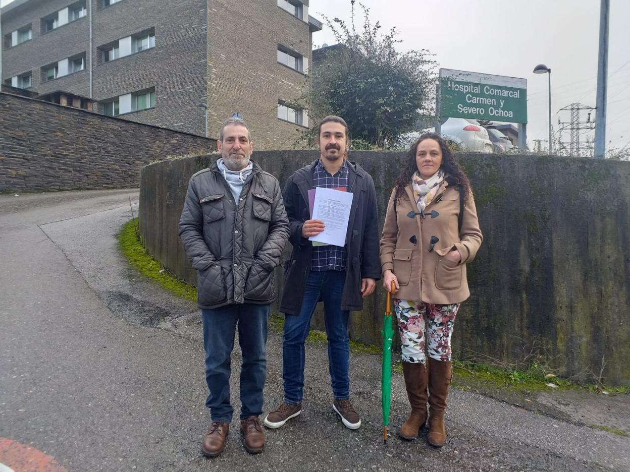 Roberto Zamora, Andrés Vilanova y Celsa Martínez, de Podemos, ante el hospital. 