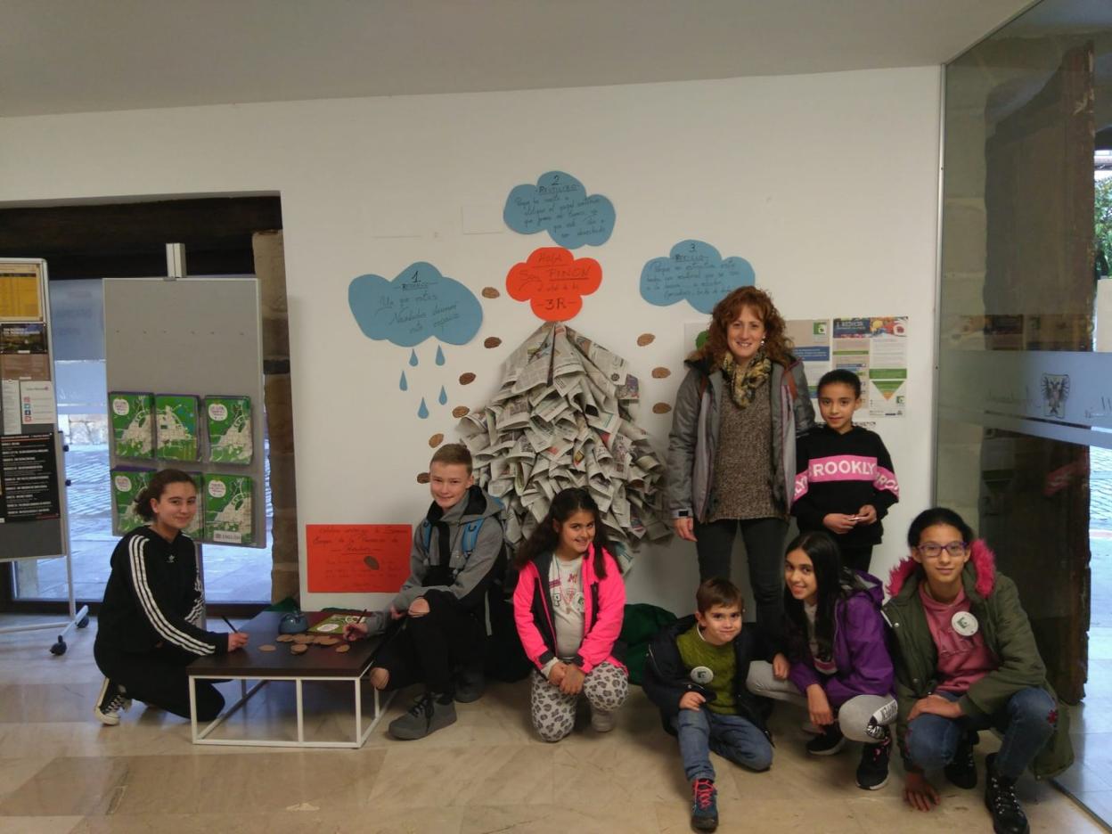 Niños de la ludoteca Espoxigando, con el árbol. :: E. C.