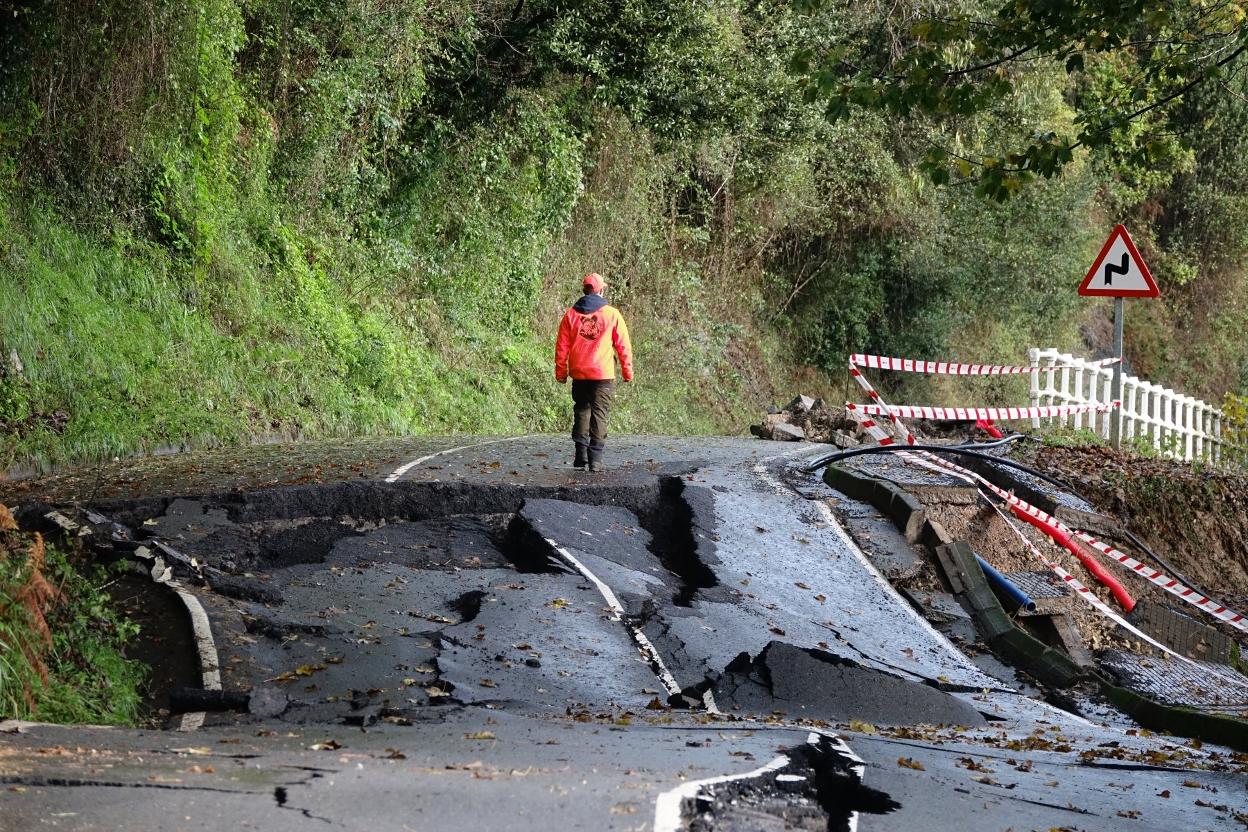 Firme destrozado. Las grietas en la carretera que une Lastres y Colunga impiden la circulación. 