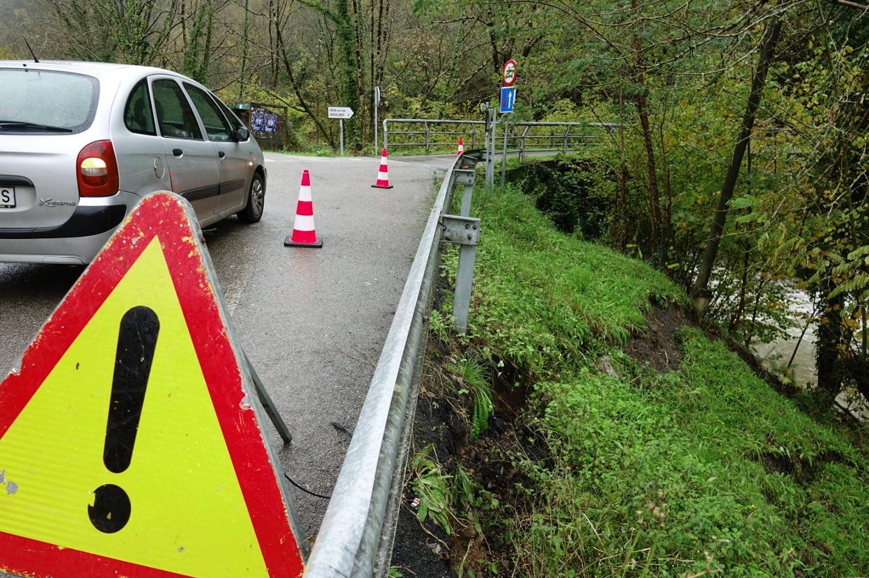 La ladera por la que discurre la N-625 se está hundiendo. 