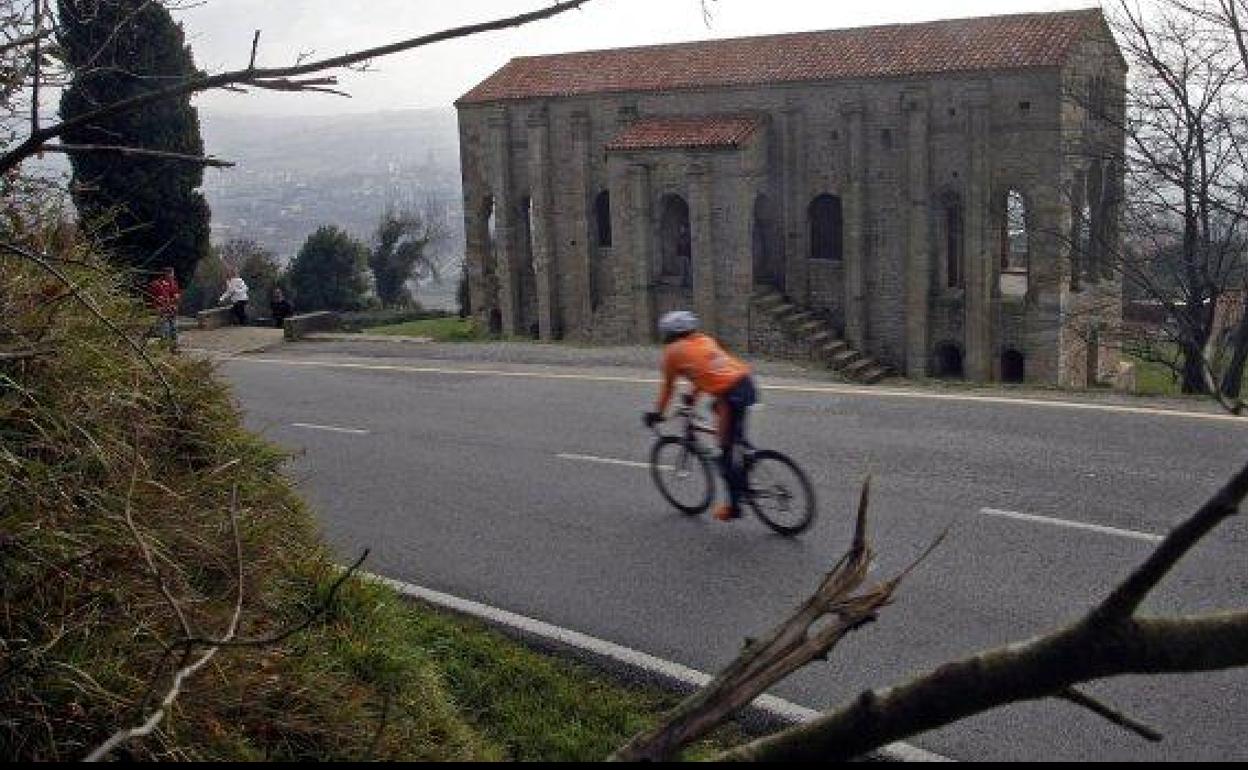 Cofiño promete «respeto escrupuloso» al Naranco en el diseño de la Ronda Norte