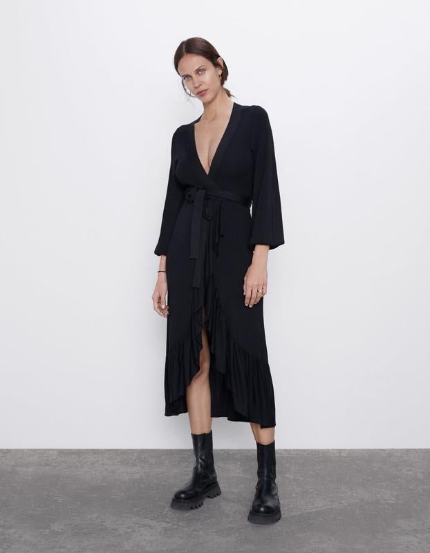 Vestido de punto con escote pico, manga larga y detalle de volante, 39,95 euros. 
