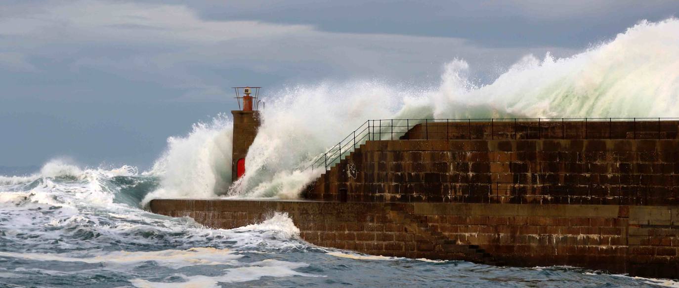 El hombre fue arrastrado por una ola cuando se encontraba pescando solo en el muelle exterior