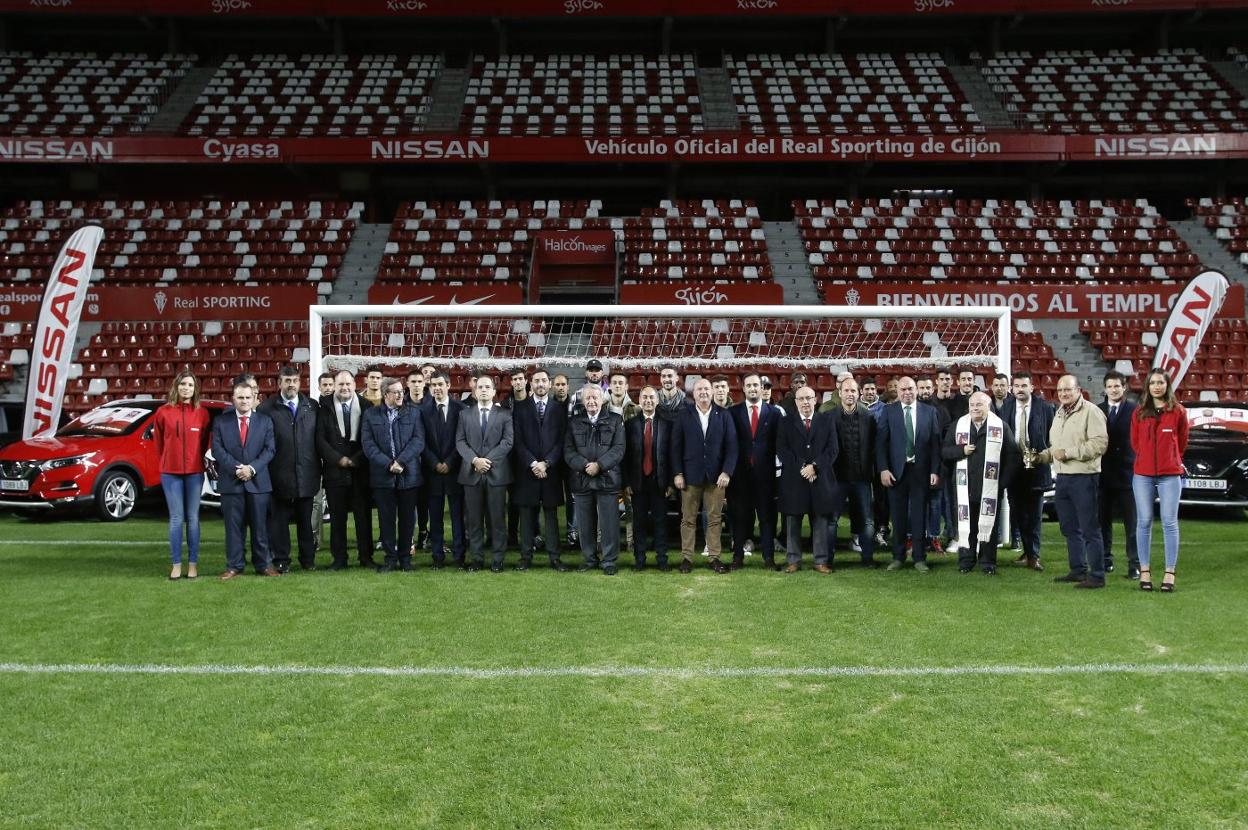 La plantilla recibe en El Molinón los coches oficiales