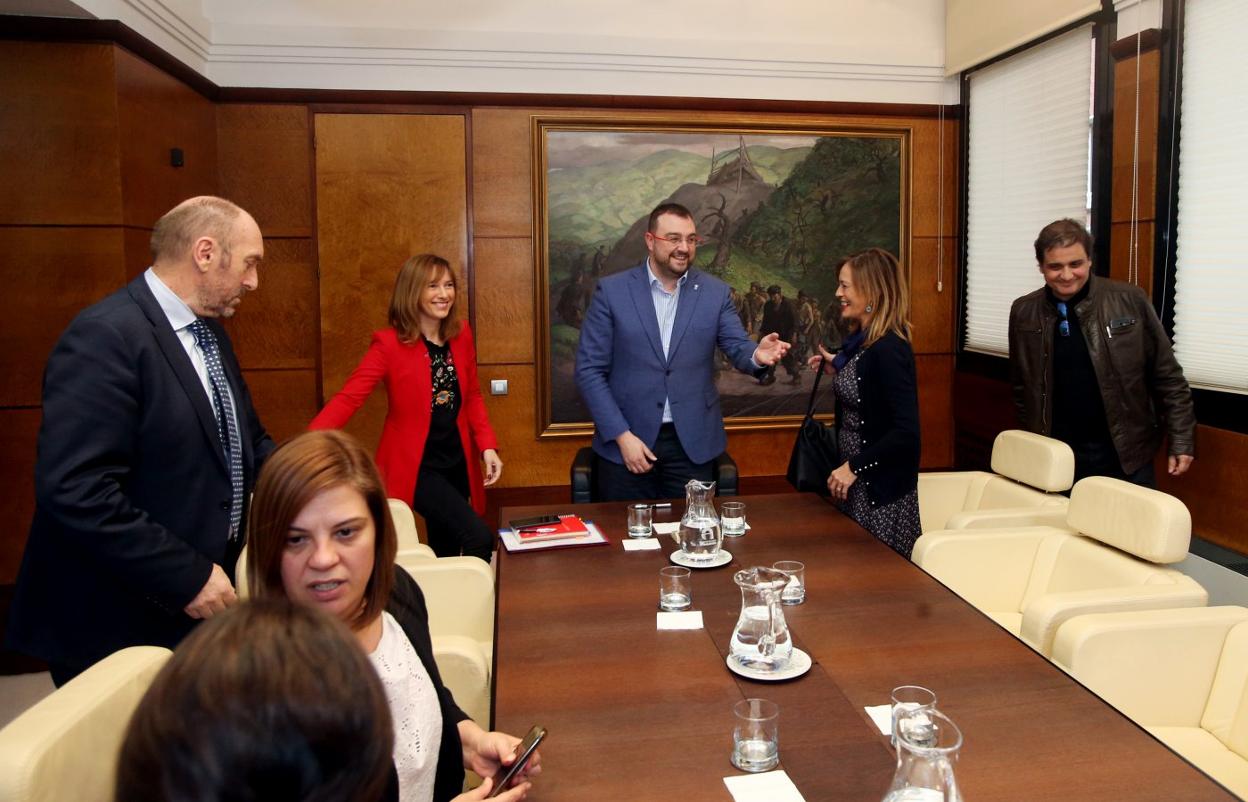 Gimena Llamedo, Juan Cofiño, Ana Cárcaba, Adrián Barbón, Ángela Vallina y Alejandro Suárez, durante la reunión del Gobierno y el PSOE con representantes de IU. 