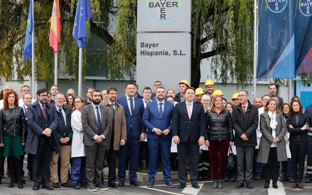 Adrián Barbón, junto a representantes y empleados de la planta langreana de Bayer en la tradicional foto de familia.