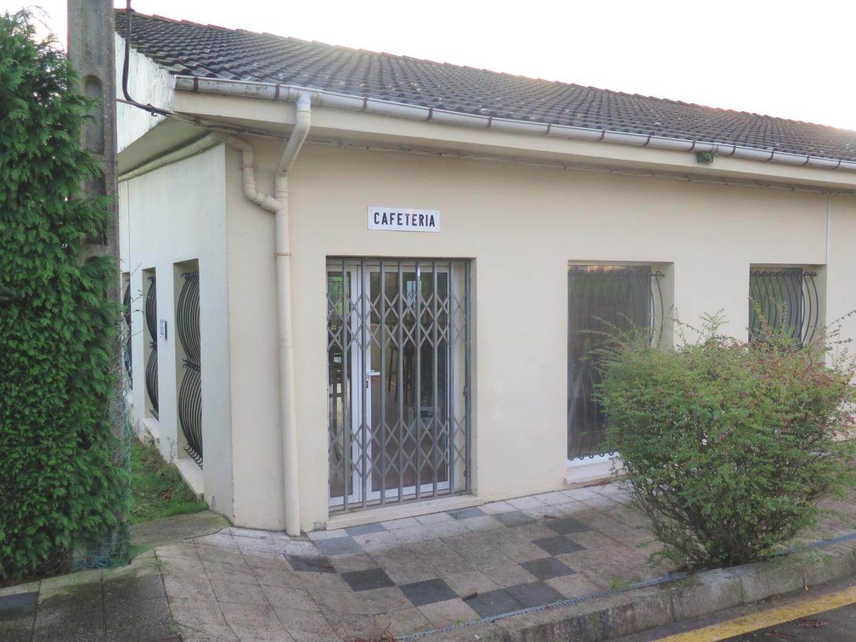 La nueva puerta del edificio polivalente de Sariego. 