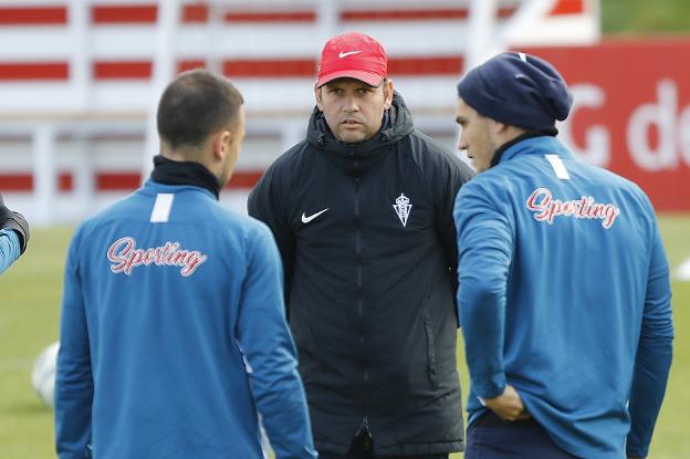 Javi Fuego intercambia impresiones ayer con José Alberto y Cristian Salvador. 