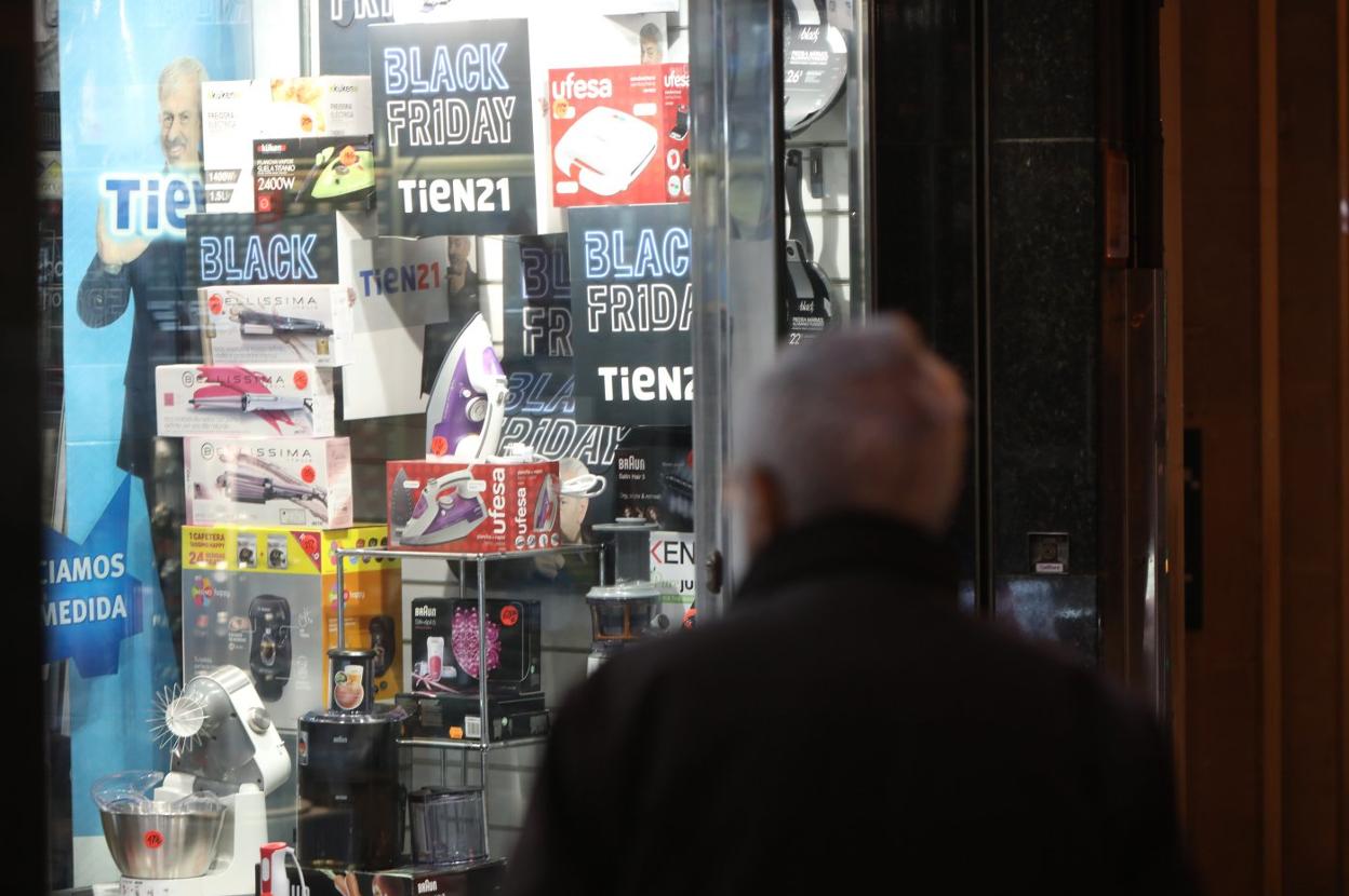 Un establecimiento de electrodomésticos de la calle Fernández Balsera anuncia ya las promociones del 'Black Friday'. 