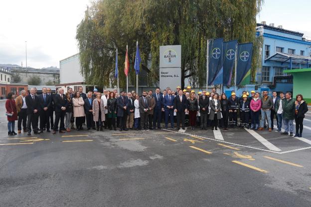 Adrián Barbón, los consejeros de Salud e Industria, el consejero delegado de Bayer, el director de la planta y la alcaldesa de Langreo, rodeados de autoridades y empleados. 