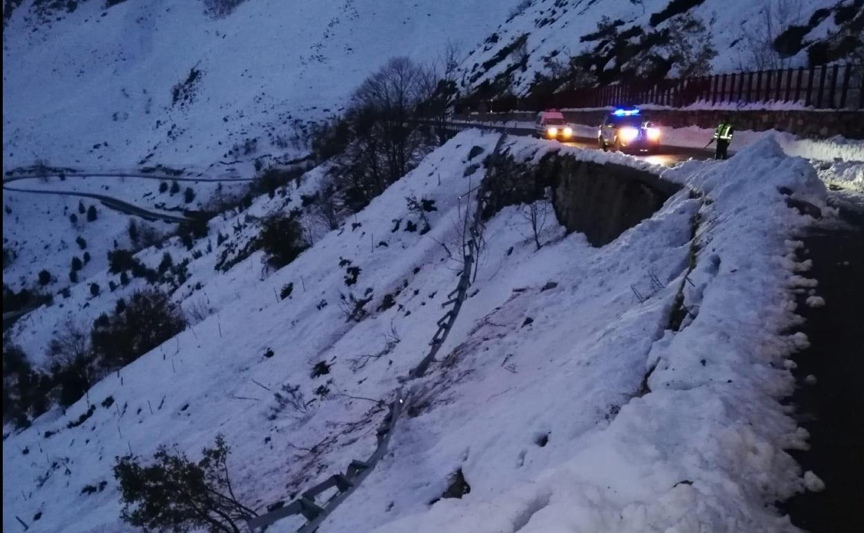 El alud que cortó ayer la carretera de San Isidro. 