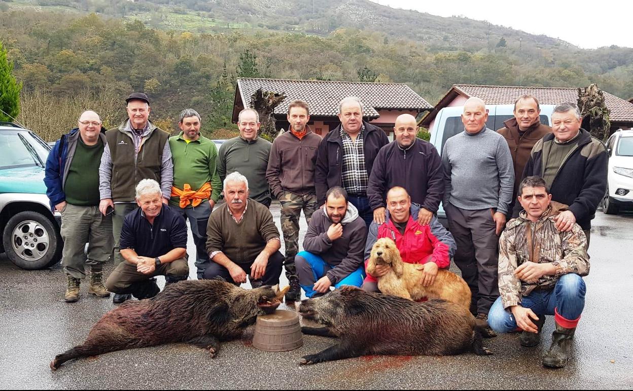 Doblete. En el cuartel de Maliciegu, del coto de Onís, la palomilla que capitanea Luis Sierra pasaportó dos excelentes verracos. 