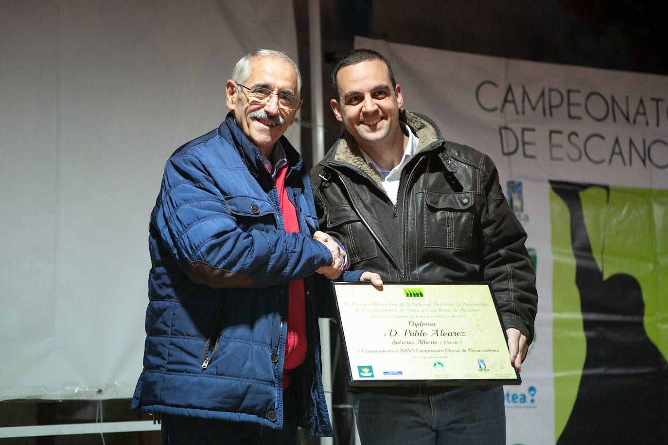 El camarero de la sidrería El Madreñeru de Pola de Siero ha sido el décimo séptimo en conseguirlo