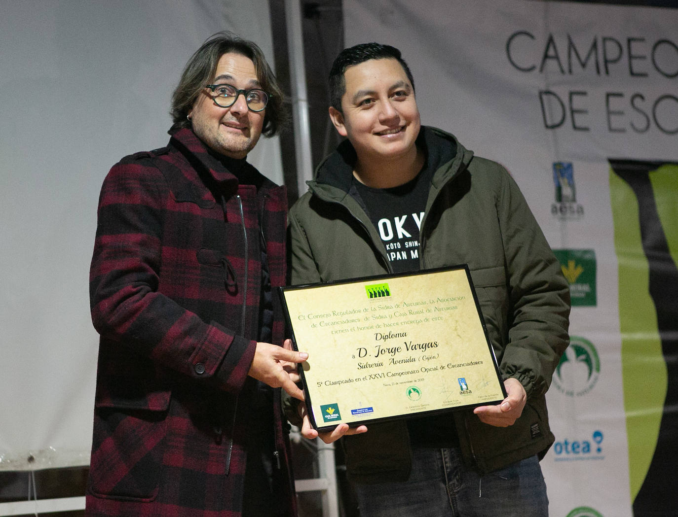 El camarero de la sidrería El Madreñeru de Pola de Siero ha sido el décimo séptimo en conseguirlo