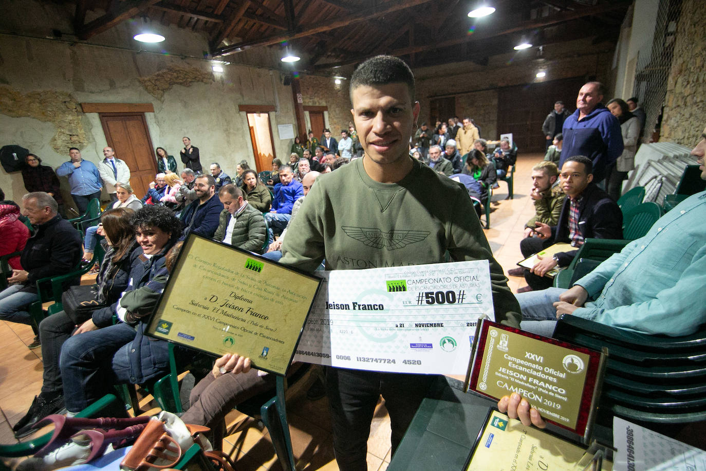 El camarero de la sidrería El Madreñeru de Pola de Siero ha sido el décimo séptimo en conseguirlo