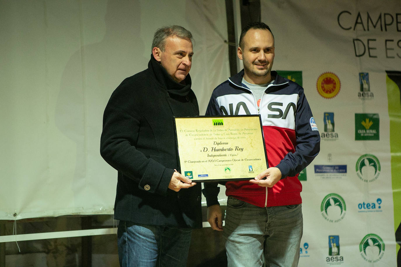 El camarero de la sidrería El Madreñeru de Pola de Siero ha sido el décimo séptimo en conseguirlo