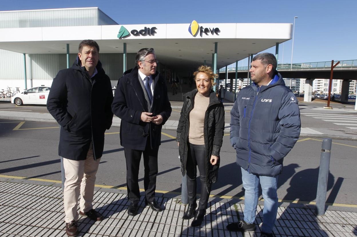 Jesús Suárez, Pablo González, Teresa Mallada y Jorge Hurlé, frente a la estación provisional. 