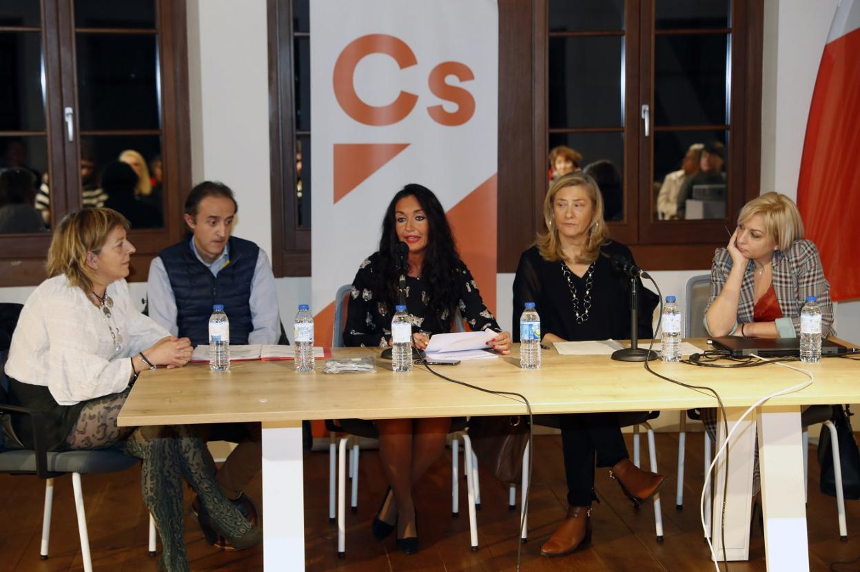 Yolanda Verdyguer, Manuel Bodas, Patricia Sanz, Eva Lázaro y Libertad González, durante la charla organizada por Ciudadanos en la Escuela de Comercio de Gijón. 