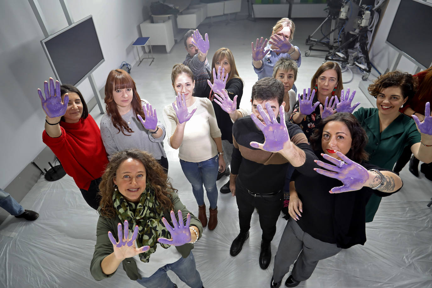 Los trabajadores de EL COMERCIO queremos expresar, hoy 25-N, nuestro rotundo rechazo a la violencia de género. Con nuestras manos en el color que simboliza la lucha contra esta lacra social nos sumamos a las voces que claman para que no haya una mujer asesinada ni maltratada más a manos de sus parejas. Ninguna más y ninguno de los niños de nuestra sociedad menos. Ese es nuestro compromiso. 