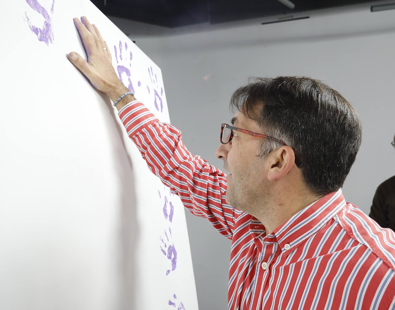 Los trabajadores de EL COMERCIO queremos expresar, hoy 25-N, nuestro rotundo rechazo a la violencia de género. Con nuestras manos en el color que simboliza la lucha contra esta lacra social nos sumamos a las voces que claman para que no haya una mujer asesinada ni maltratada más a manos de sus parejas. Ninguna más y ninguno de los niños de nuestra sociedad menos. Ese es nuestro compromiso. 