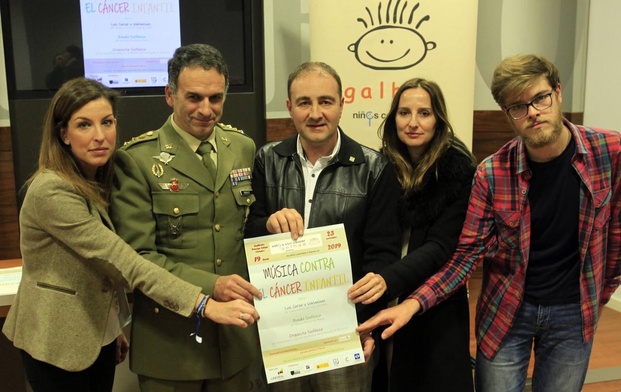 Lourdes García, el Delegado de Defensa, Juan Luis González; José Alberto Fernández; Mari Carmen Santamarta, directora de Caja Laboral, y Xulian Suárez, vicepresidente del Ateneo de Mieres. 