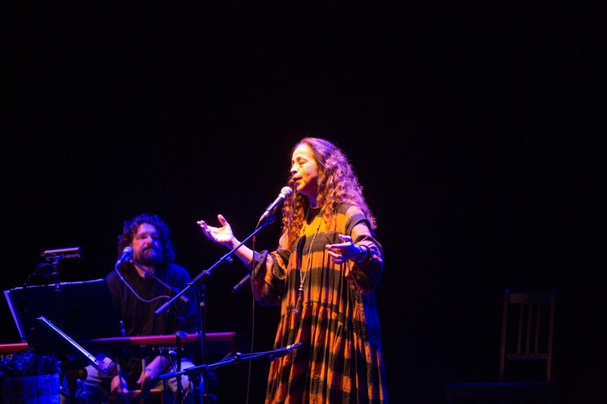 Perla Batalla recuerda a Leonard Cohen en el Niemeyer