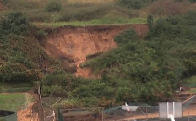 Un argayo sepulta la zona deportiva de la urbanización Playa de Xivares