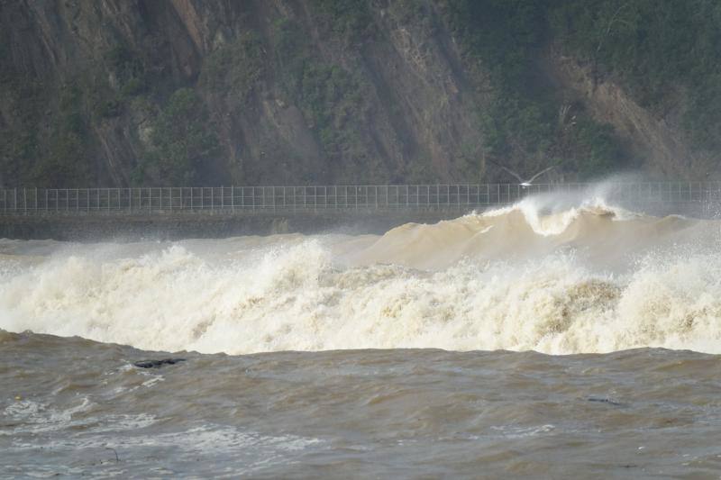 El paso de la borrasca 'Cecilia' por el Cantábrico ha dejado esta noche en Asturias fuertes rachas de viento y abundante lluvia