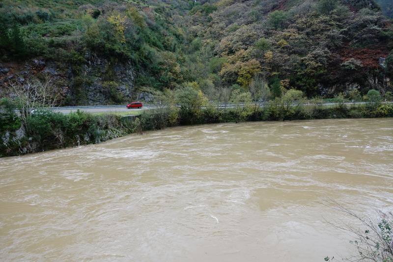 El paso de la borrasca 'Cecilia' por el Cantábrico ha dejado esta noche en Asturias fuertes rachas de viento y abundante lluvia