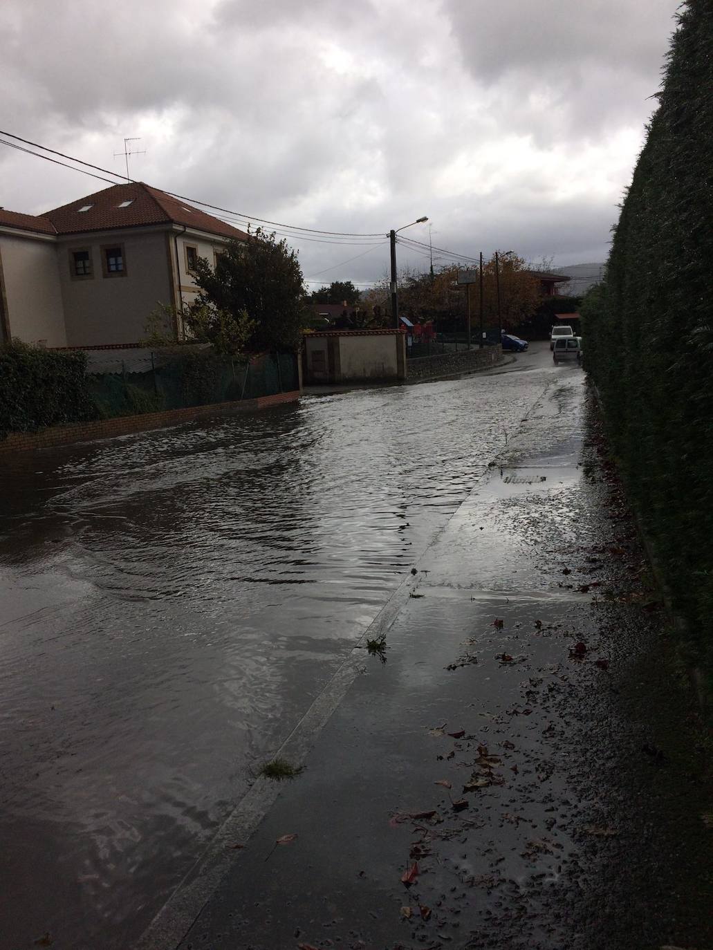 El paso de la borrasca 'Cecilia' por el Cantábrico ha dejado esta noche en Asturias fuertes rachas de viento y abundante lluvia