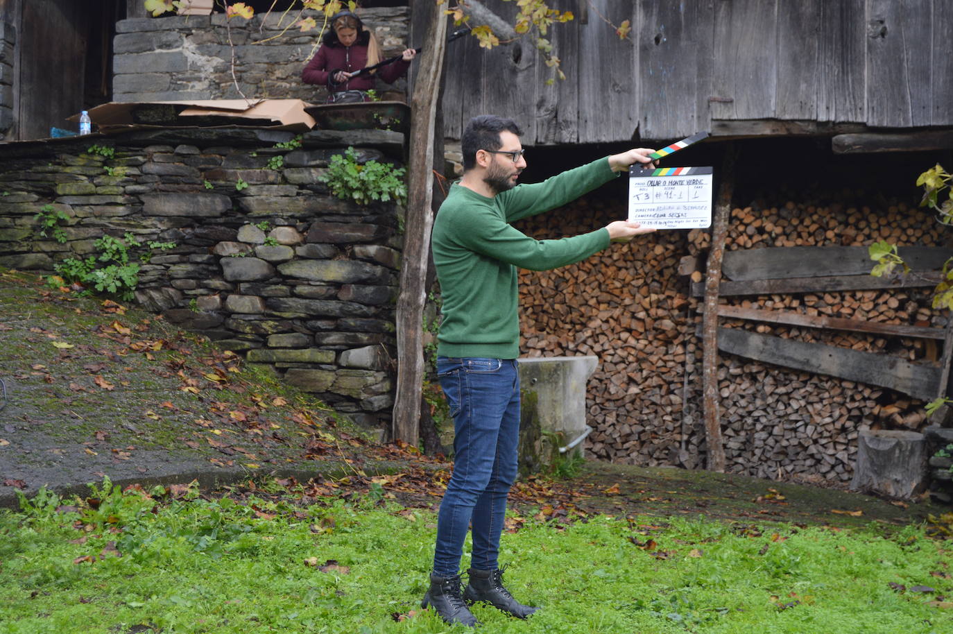 El director gallego, Adrián G. Bermúdez regresa a la aldea familiar de San Román, en Ibias, para rodar su primer cortometraje, 'Ollar o monte verde' (Mirar el monte verde). 