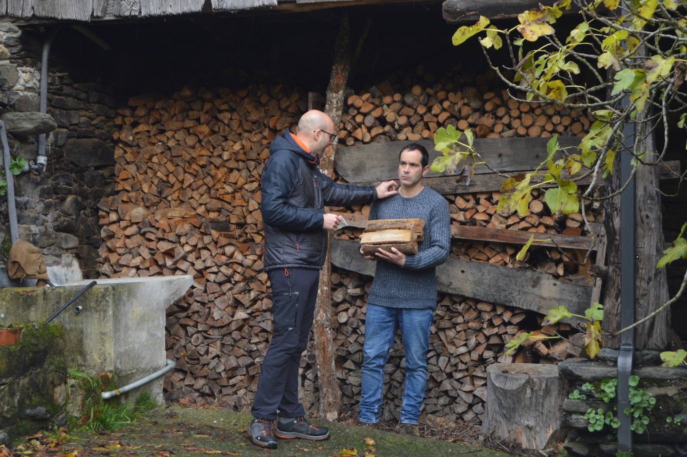 El director gallego, Adrián G. Bermúdez regresa a la aldea familiar de San Román, en Ibias, para rodar su primer cortometraje, 'Ollar o monte verde' (Mirar el monte verde). 