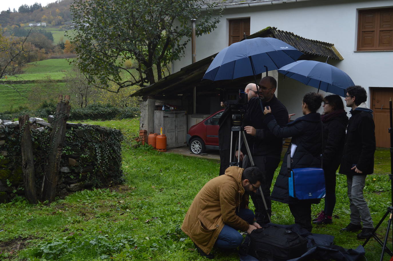 El director gallego, Adrián G. Bermúdez regresa a la aldea familiar de San Román, en Ibias, para rodar su primer cortometraje, 'Ollar o monte verde' (Mirar el monte verde). 